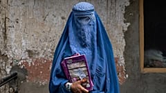 أرشيف - عريفة (40 عاماً)، امرأة أفغانية تغادر مدرسة سرية في كابول، 30 يوليو 2022