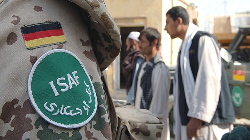 Ein Soldat der deutschen Bundeswehr steht auf dem Geleande des PRT (Provincial Reconstruction Team) in Kunduz im Norden Afghanistans am 10. Oktober 2005