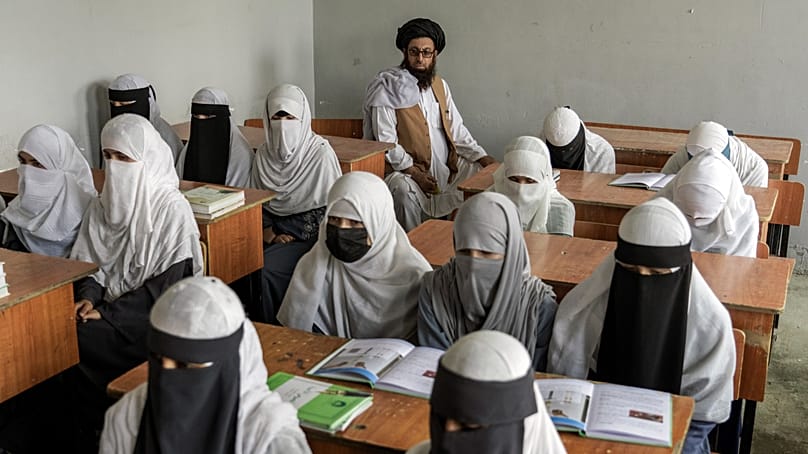 Archiv– Afghanische Mädchen ion einer religiösen Schule in Kabul, Afghanistan, 11. August 2022