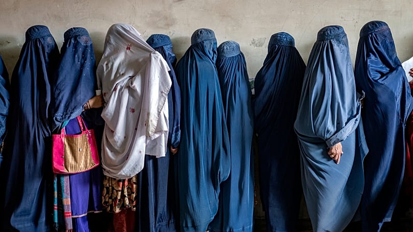 Archiv– Afghanische Frauen warten auf Lebensmittelrationen von einer humanitären Hilfsorganisation in Kabul, Afghanistan, 23. Mai 2023