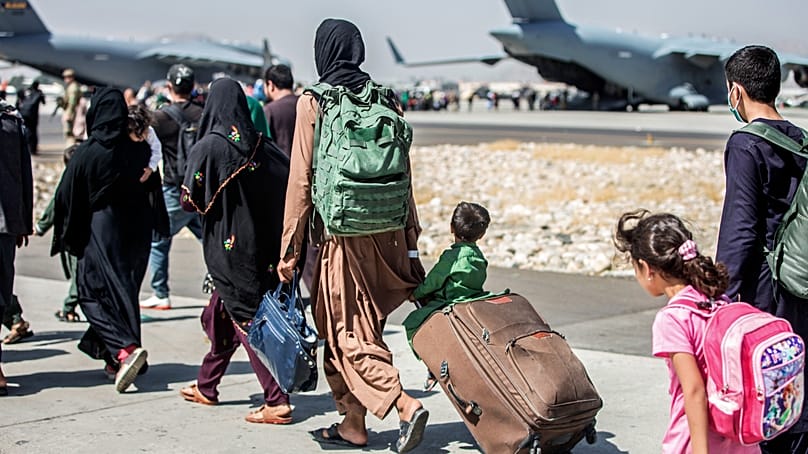 Familien während der Evakuierungen am Hamid Karzai International Airport in Kabul, Afghanistan,  24. August 2021