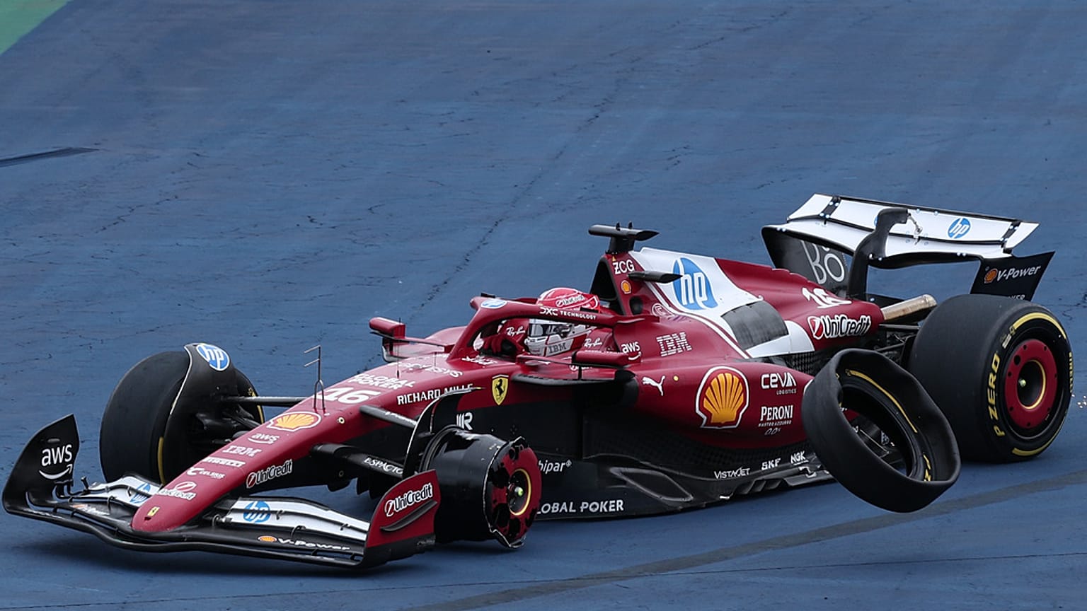 Ferrari pilotu Charles Leclerc, Monaco Grand Prix'inde hareket halindeyken aracının tekeri fırlıyor, 9 Kasım 2025
