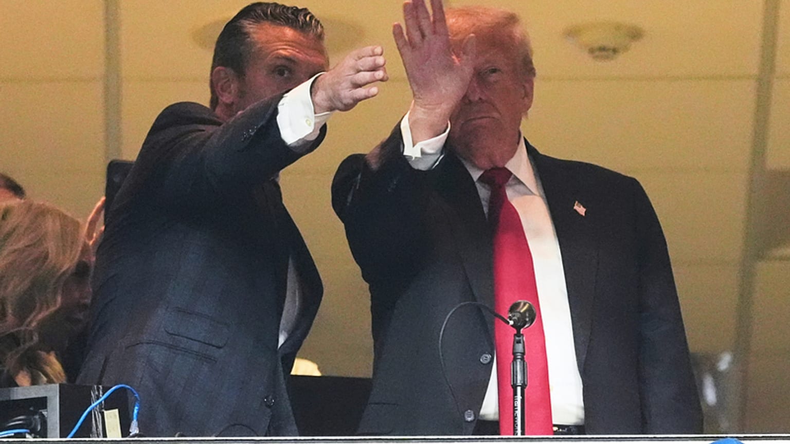  الرئيس دونالد ترامب (يمين) ووزير الدفاع بيت هيغسيث