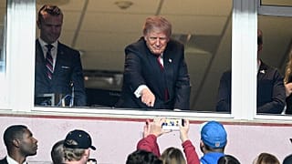 En un partido reciente de fútbol americano, Pete Hegseth (izquierda) observa al público detrás de su presidente, Donald Trump, el 9 de noviembre en Landover, Maryland 