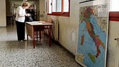 Una scuola di Milano, trasformata in un seggio elettorale durante le elezioni europee nel giugno 2024
