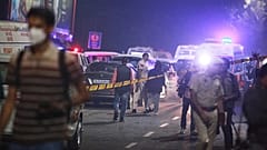 La police sécurise le site après l'explosion d'une voiture près du Fort Rouge à New Delhi, le 10 novembre 2025.