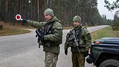 Litvanyalı askerler, Belarus sınırına yakın bir yerde devriyede, 13 Kasım 2021
