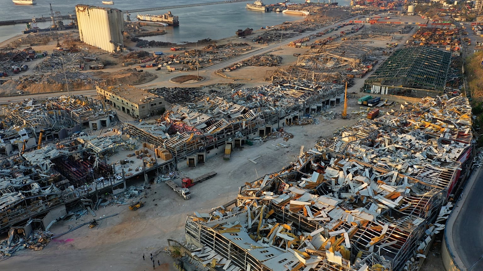 صورة أرشيفية لمستودعات المرفأ المدمّرة في موقع الانفجار الهائل الذي وقع في مرفأ بيروت في 4 آب/أغسطس 2020.