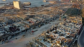 صورة أرشيفية لمستودعات المرفأ المدمّرة في موقع الانفجار الهائل الذي وقع في مرفأ بيروت في 4 آب/أغسطس 2020.