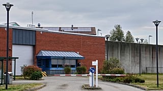 ARQUIVO - A entrada da prisão onde Christian B., suspeito no caso da menina britânica Maddie McCann, desaparecida desde 2007, está detido.