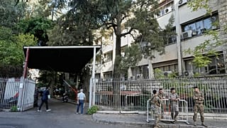يقف جنود لبنانيون على الحراسة أمام قصر العدل، في بيروت، لبنان، يوم الأربعاء 22 أكتوبر 2025