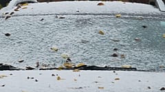 Ein Auto ist an einem kalten Tag in Evanston (Illinois) am Sonntag, den 9. November 2025, mit Schnee bedeckt. 