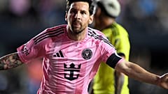 احتفل مهاجم إنتر ميامي، ليونيل ميسي، بعد تسجيله هدفًا خلال الشوط الأول من المباراة الثالثة في الدور الأول من تصفيات المؤتمر الغربي في الدوري الأميركي للمحترفين