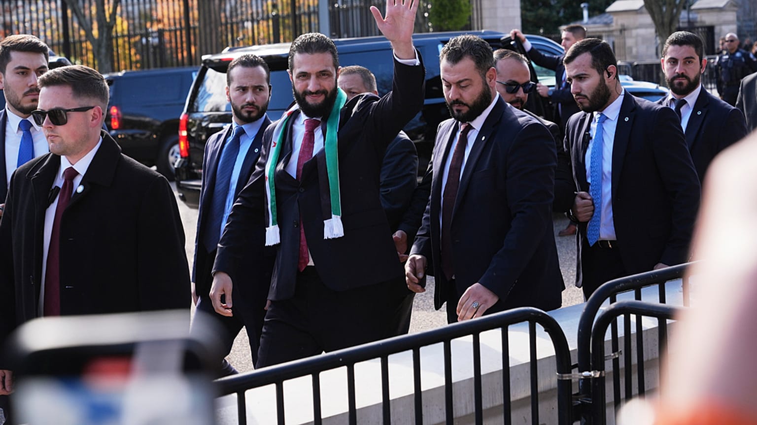 الرئيس السوري أحمد الشرع يلوح بيده أثناء تحيته لأنصاره خارج البيت الأبيض، يوم الاثنين 10 نوفمبر 2025، في واشنطن، عقب اجتماع مع الرئيس الأمريكي دون��لد ترامب.