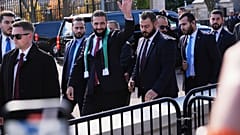 الرئيس السوري أحمد الشرع يلوح بيده أثناء تحيته لأنصاره خارج البيت الأبيض، يوم الاثنين 10 نوفمبر 2025، في واشنطن، عقب اجتماع مع الرئيس الأمريكي دون��لد ترامب.