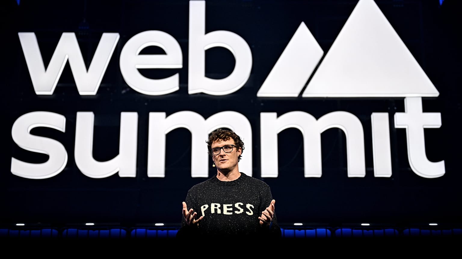 Paddy Cosgrave, CEO e fundador da Web Summit, no centro do palco durante a noite de abertura da Web Summit 2025, na MEO Arena, em Lisboa.