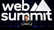 Paddy Cosgrave, CEO e fundador da Web Summit, no centro do palco durante a noite de abertura da Web Summit 2025, na MEO Arena, em Lisboa.