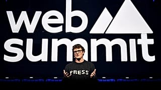 Paddy Cosgrave, CEO e fundador da Web Summit, no centro do palco durante a noite de abertura da Web Summit 2025, na MEO Arena, em Lisboa.