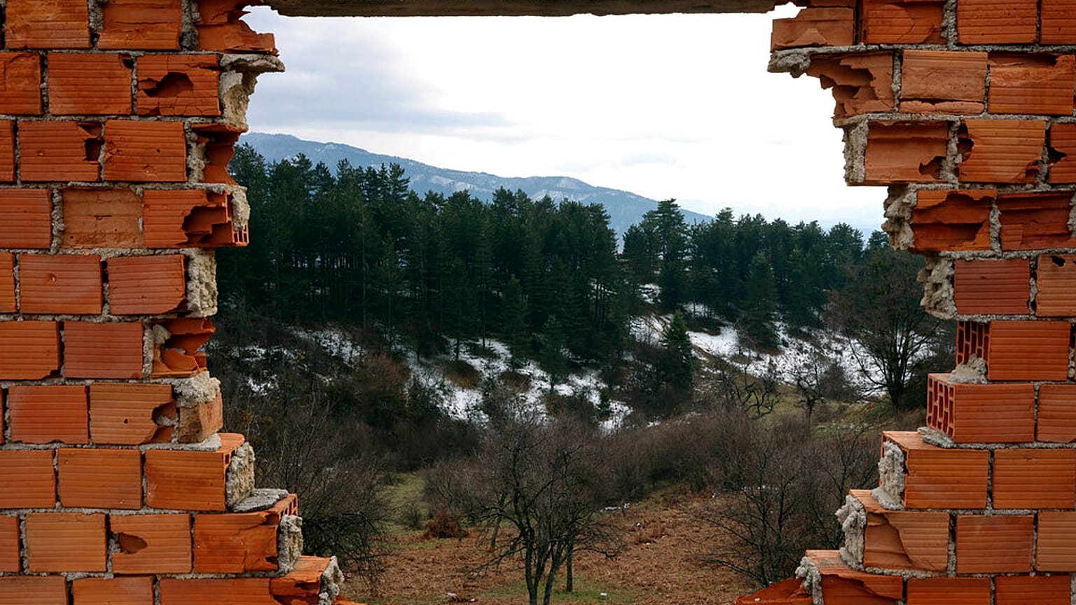 Vista de una antigua línea del frente desde una casa en ruinas de la guerra de 1992-1995 en Sarajevo, Bosnia, el lunes 4 de abril de 2022. 