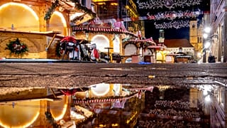 Der Weihnachtsmarkt in Magdeburg, Deutschland, auf dem am Freitagabend ein Auto in eine Menschenmenge gefahren ist, ist am Sonntagmorgen, den 22. Dezember 2024, leer.