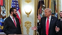  عکس منتشر شده توسط دفتر مطبوعاتی ریاست جمهوری سوریه از دیدار ترامپ (راست)، با رئیس جمهور سوریه، الشرع، در کاخ سفید در واشنگتن