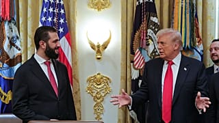  عکس منتشر شده توسط دفتر مطبوعاتی ریاست جمهوری سوریه از دیدار ترامپ (راست)، با رئیس جمهور سوریه، الشرع، در کاخ سفید در واشنگتن