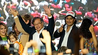 ARCHIVO - El candidato Gustavo Petro saluda a sus seguidores junto a su hijo Nicolás Petro Burgos en la noche electoral en Bogotá, Colombia, el 29 de mayo de 2022.