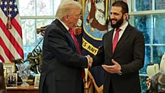 ABD Başkanı Donald Trump, Suriye'nin geçici Devlet Başkanı Ahmed eş-Şara ile Beyaz Saray'da el sıkışırken, 10 Kasım 2025