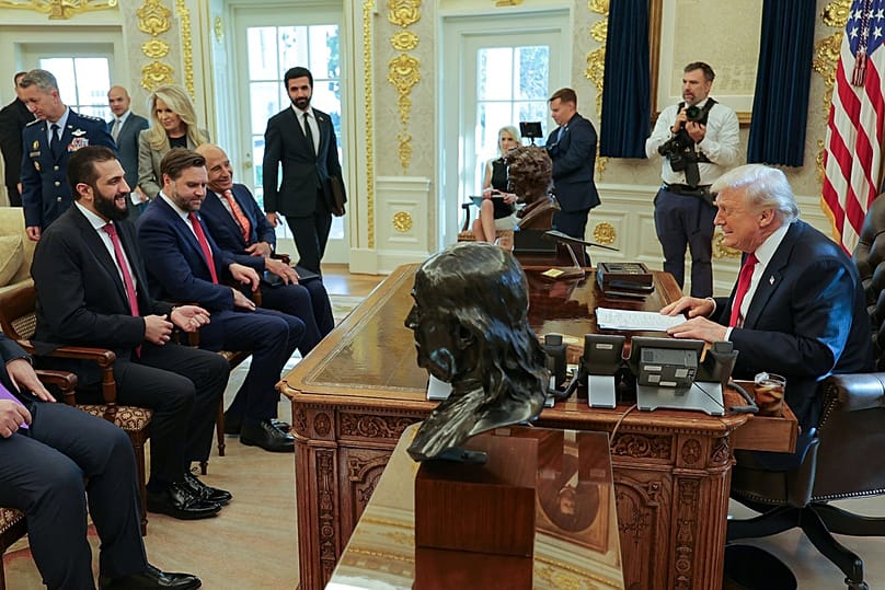 Suriye Cumhurbaşkanlığı Basın Ofisi'nin yayınladığı bu fotoğrafta Ahmed eş-Şara, Beyaz Saray'da ABD Başkanı Donald Trump ile birlikte görülüyor, 10 Kasım 2025