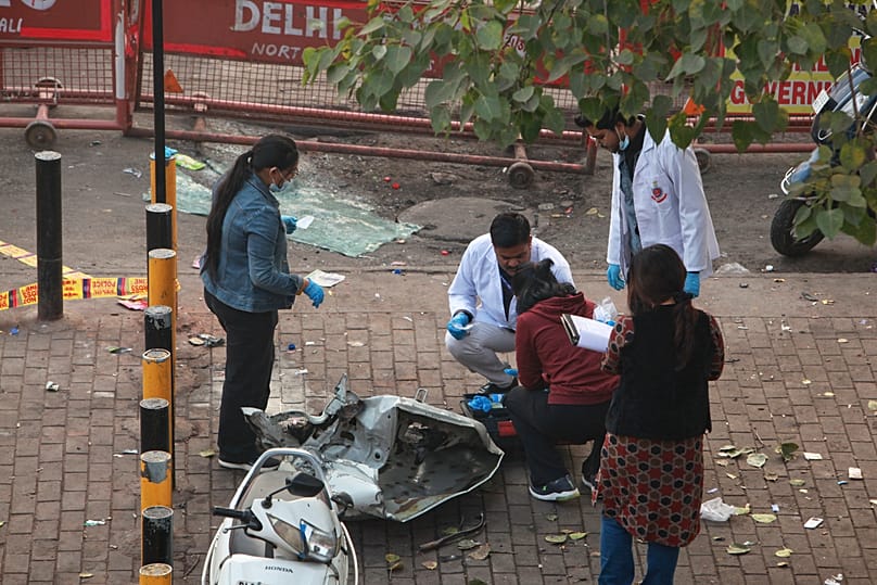 Des enquêteurs examinent le site de l'explosion d'une voiture lundi près du Fort Rouge historique, à New Delhi, en Inde, mardi 11 novembre 2025.