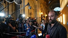 Ο Arthur Denouveaux, επιζών της τρομοκρατικής επίθεσης στο Μπατακλάν, μιλά στον Τύπο το 2022, μετά την καταδίκη του μοναδικού επιζώντος τρομοκράτη