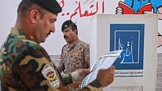 قوات الأمن العراقية تتجمع للإدلاء بأصواتها خلال عملية تصويت خاصة تسبق الانتخابات البرلمانية المقررة يوم الثلاثاء، في البصرة جنوبي العراق، 2025