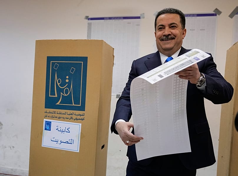 رئيس الوزراء العراقي محمد شياع السوداني يدلي بصوته في الانتخابات البرلمانية بالعاصمة بغداد، الثلاثاء 11 نوفمبر/تشرين الثاني 2025.