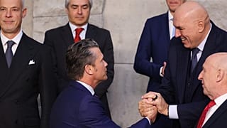 El ministro de Defensa italiano Guido Crosetto y su homólogo estadounidense, Pete Hegseth, se saludan durante una reunión de la OTAN en Bruselas del pasado 15 de octubre