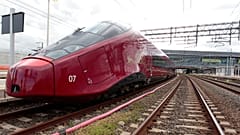 Der Hochgeschwindigkeitszug Italo von Ntv wartet auf die Abfahrt vom Bahnhof Tiburtina in Rom, 20. April 2012