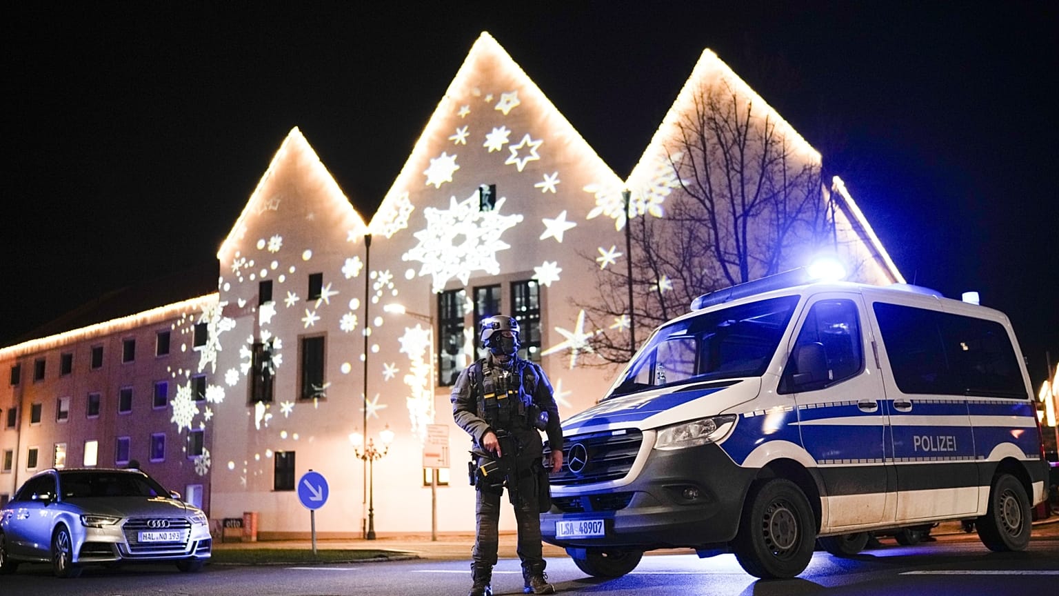 Rendőrök a tavaly decemberi magdeburgi merénylet helyszínén