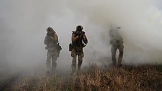 Soldados praticam habilidades militares num campo de treino perto de Kupiansk, na região de Kharkiv, Ucrânia, no domingo, 9 de novembro de 2025.