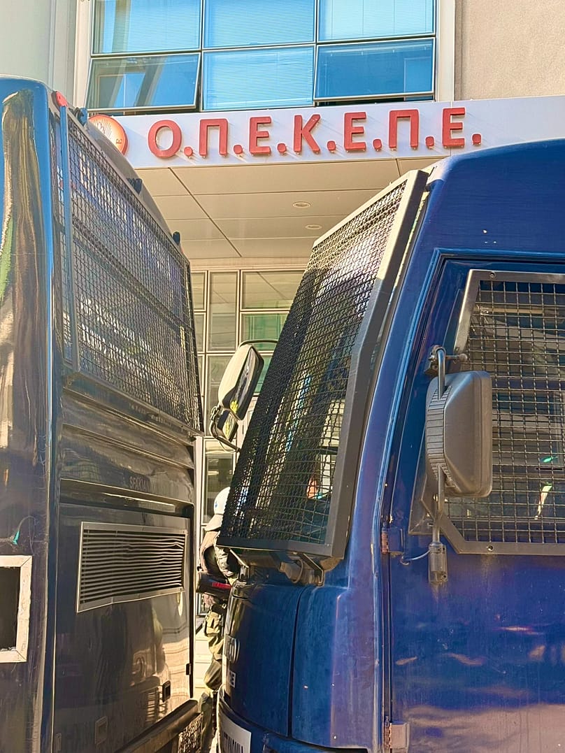 Αστυνομική δύναμη μπροστά από τα γραφεία του ΟΠΕΚΕΠΕ