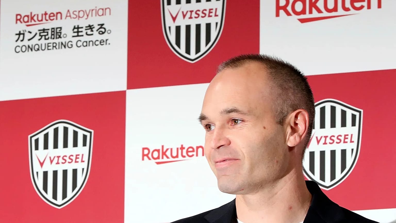 ARCHIVO: El exjugador del FC Barcelona ​​Andrés Iniesta sonríe durante una conferencia de prensa para unirse al Vissel Kobe de Japón en Tokio el jueves 24 de mayo de 2018.