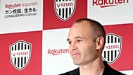 ARCHIVO: El exjugador del FC Barcelona ​​Andrés Iniesta sonríe durante una conferencia de prensa para unirse al Vissel Kobe de Japón en Tokio el jueves 24 de mayo de 2018.
