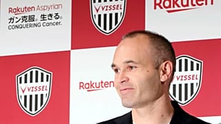 ARCHIVO: El exjugador del FC Barcelona ​​Andrés Iniesta sonríe durante una conferencia de prensa para unirse al Vissel Kobe de Japón en Tokio el jueves 24 de mayo de 2018.