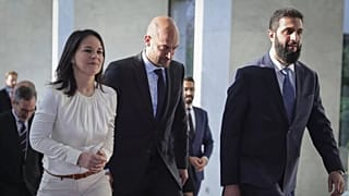 أحمد الشرع يلتقي وزيري خارجية ألمانيا وفرنسا في دمشق، الجمعة 3 يناير 2025.