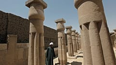 عامل من هيئة آثار مصر يقف في موقع مقبرة الدولة الحديثة