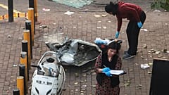يقوم المحققون بفحص موقع انفجار سيارة يوم الاثنين بالقرب من الحصن الأحمر التاريخي في نيودلهي، الهند، يوم الثلاثاء 11 نوفمبر 2025. (صورة أسوشيتد برس)
