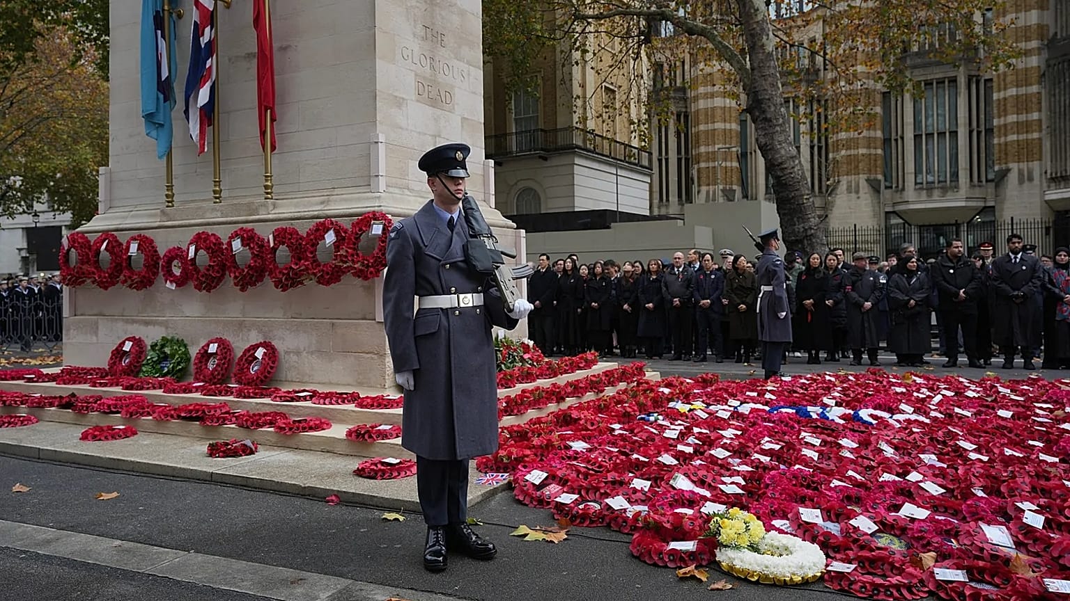Un soldado asiste al servicio anual de conmemoración en el Cenotafio de Londres, 11 de noviembre de 2025.
