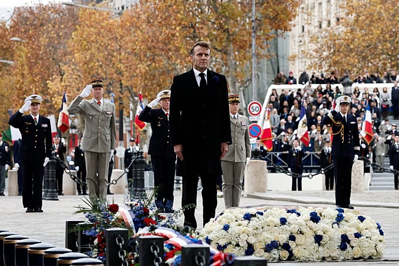 Le président français Emmanuel Macron assiste aux commémorations marquant le 107e anniversaire de l'armistice du 11 novembre 1918 qui a mis fin à la Première Guerre mondiale, à l'Arc de Triomphe à Paris. 