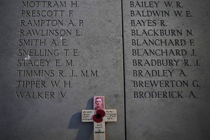 Une croix de bois est placée devant les noms des disparus de la Première Guerre mondiale avant la cérémonie de l'Armistice au Mémorial des disparus de la Porte de Menin, à Ypres, en Belgique.