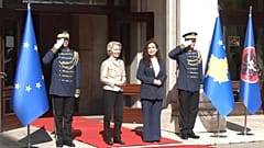 Avrupa Komisyonu Başkanı Ursula von der Leyen Kosova'daki Batı Balkanlar turu sırasında Priştine'de Cumhurbaşkanı Vjosa Osmani ile bir arada.