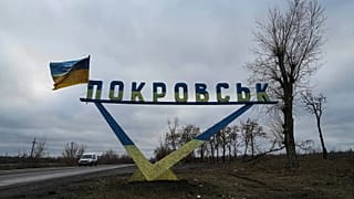 DOSSIER : Une voiture roule sur une autoroute à Pokrovsk, en Ukraine, le 20 décembre 2024.