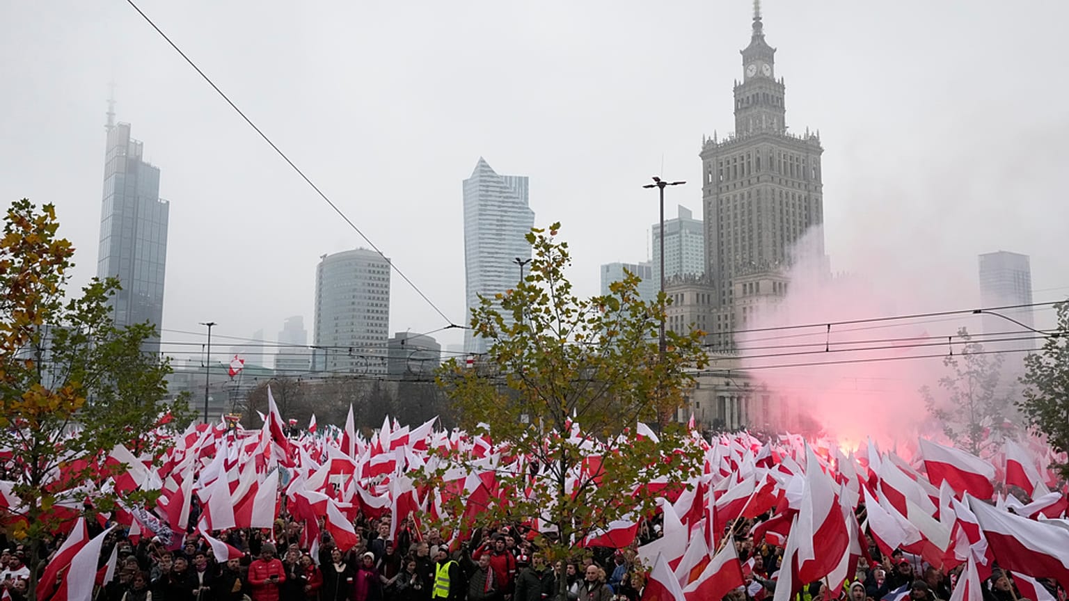 Centrum Warszawy w trakcie 107. rocznicy Święta Niepodległości. 